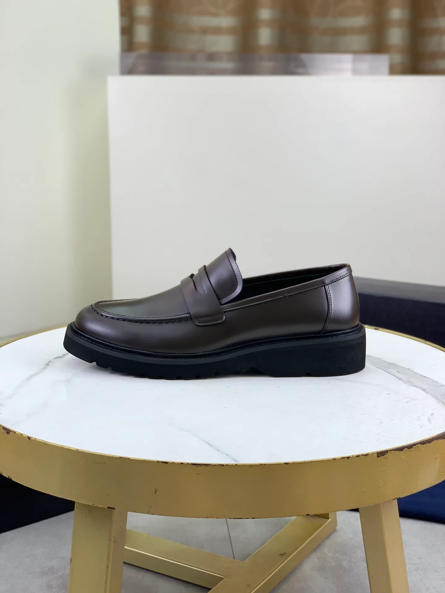 Factory price P880💰Original quality, top version🔱 ＰＲＡＤＡPrada. Men’s business casual leather shoes, top quality products. 1:1 shipment⬆️Luxurious and noble👞All imported original color-brushed edge beads, just to create a more comfortable wearing experience. Upper: Original comfortable open-edge bead rubbed color calfskin➕Top imported water-dyed full cow lining, original high-end lightweight and comfortable TPU foam combination bottom✔️Code number: 39-44 (38 45) 46 47 can be customized)